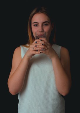 Genç kız içecekler tatlı su pretty