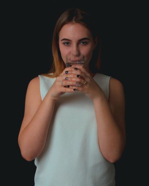 Genç kız içecekler tatlı su pretty