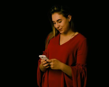 Mutlu genç güzel kız ile smartphone