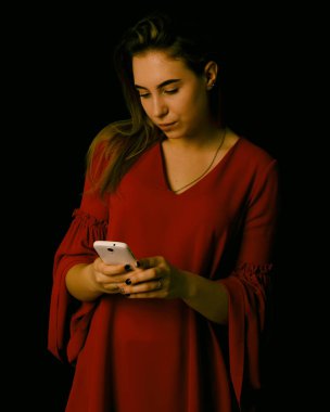 Mutlu genç güzel kız ile smartphone