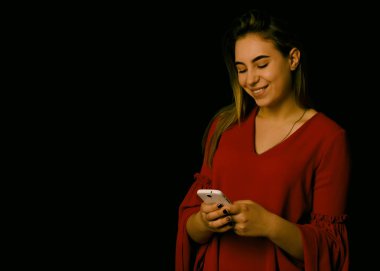 Mutlu genç güzel kız ile smartphone