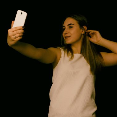 Mutlu genç güzel kız ile smartphone