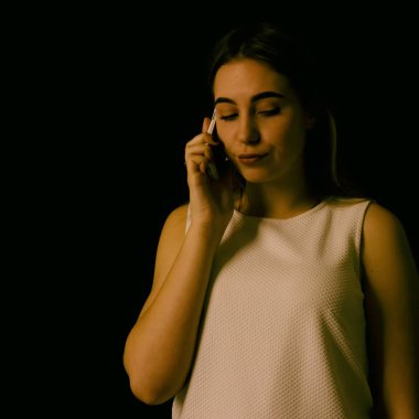 Mutlu genç güzel kız ile smartphone