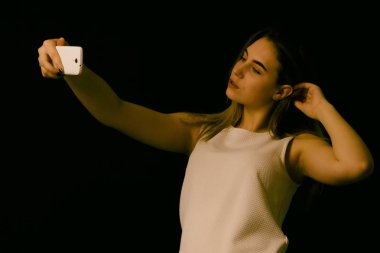 Mutlu genç güzel kız ile smartphone