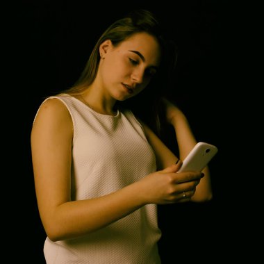 Mutlu genç güzel kız ile smartphone