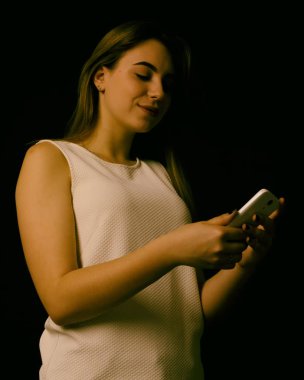 Mutlu genç güzel kız ile smartphone