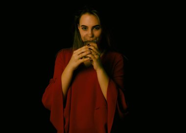 Genç kız içecekler tatlı su pretty