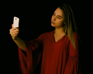 Mutlu genç güzel kız ile smartphone