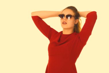 Genç güzel kadın, güneş gözlüğü, beyaz arka plan