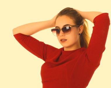 Genç güzel kadın, güneş gözlüğü, beyaz arka plan