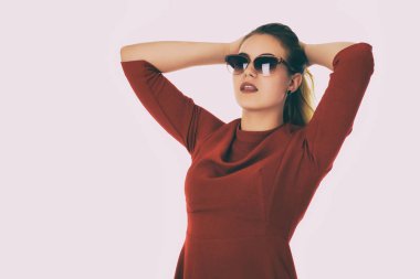 Genç güzel kadın, güneş gözlüğü, beyaz arka plan