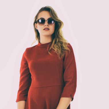 Genç güzel kadın, güneş gözlüğü, beyaz arka plan