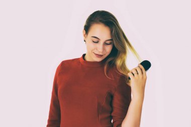 Genç güzel kadın, saç fırçası, beyaz arka plan