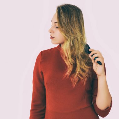 Genç güzel kadın, saç fırçası, beyaz arka plan