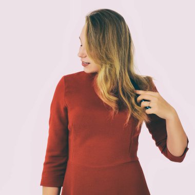 Genç güzel kadın, saç fırçası, beyaz arka plan