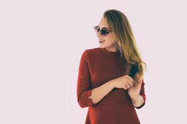 Genç güzel kadın, güneş gözlüğü, beyaz arka plan