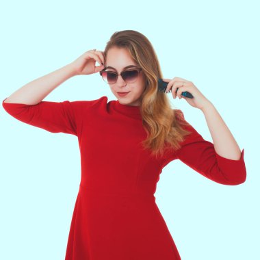 Genç güzel kadın, güneş gözlüğü, beyaz arka plan