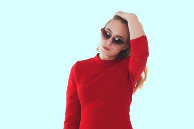 Genç güzel kadın, güneş gözlüğü, beyaz arka plan