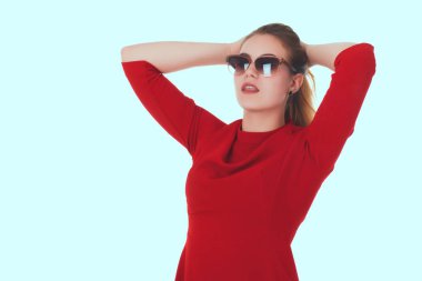 Genç güzel kadın, güneş gözlüğü, beyaz arka plan