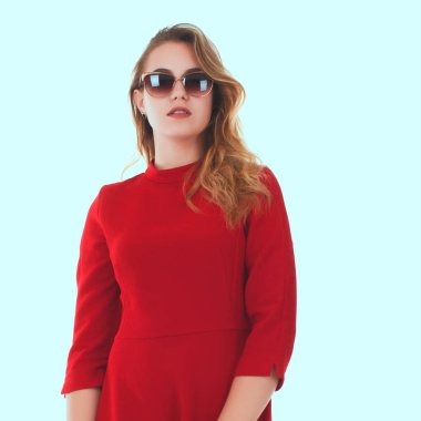 Genç güzel kadın, güneş gözlüğü, beyaz arka plan