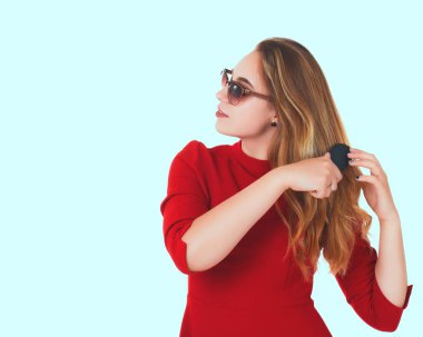 Genç güzel kadın, güneş gözlüğü, beyaz arka plan