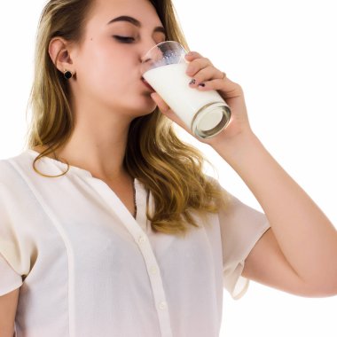 Güzel genç kız, süt, beyaz arka plan