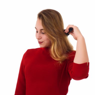 Genç güzel kadın, saç fırçası, beyaz arka plan