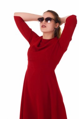 Genç güzel kadın, güneş gözlüğü, beyaz arka plan