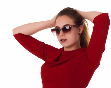 Genç güzel kadın, güneş gözlüğü, beyaz arka plan