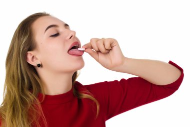 Genç güzel kadın, hap, beyaz arka plan