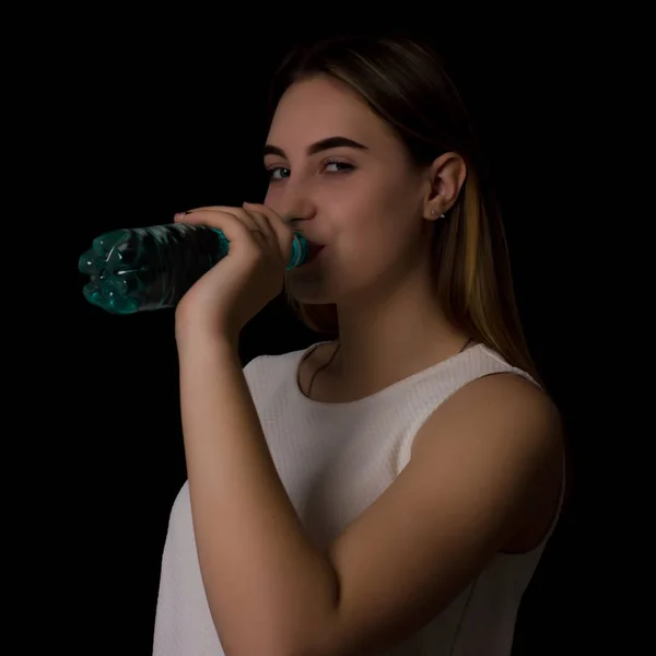 Young pretty girl drinks fresh water — Stock Photo, Image