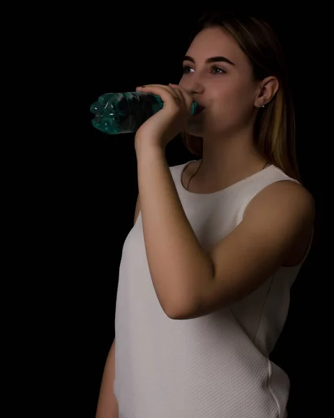 Young pretty girl drinks fresh water — Stock Photo, Image