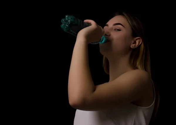 Young pretty girl drinks fresh water — Stock Photo, Image