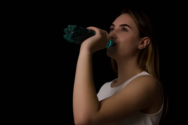 Young pretty girl drinks fresh water — Stock Photo, Image