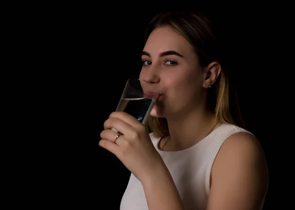 Молодая красивая девушка пьет пресную воду — стоковое фото