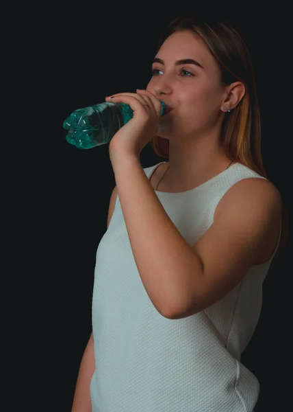 Young pretty girl drinks fresh water — Stock Photo, Image