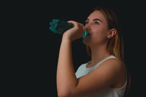 Young pretty girl drinks fresh water — Stock Photo, Image