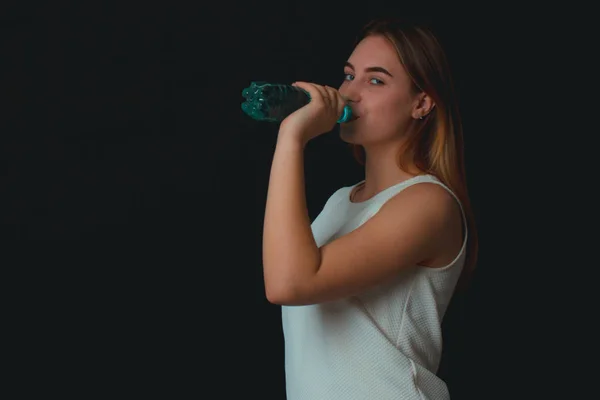 Jovem menina bonita bebe água doce — Fotografia de Stock