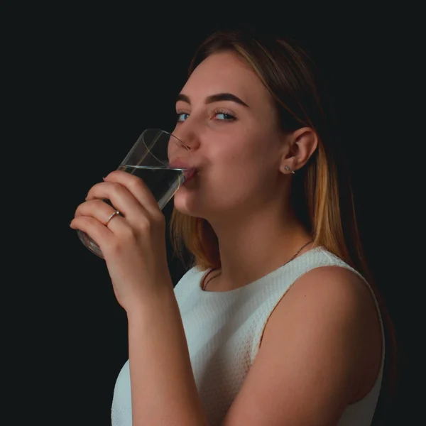 Young pretty girl drinks fresh water — Stock Photo, Image