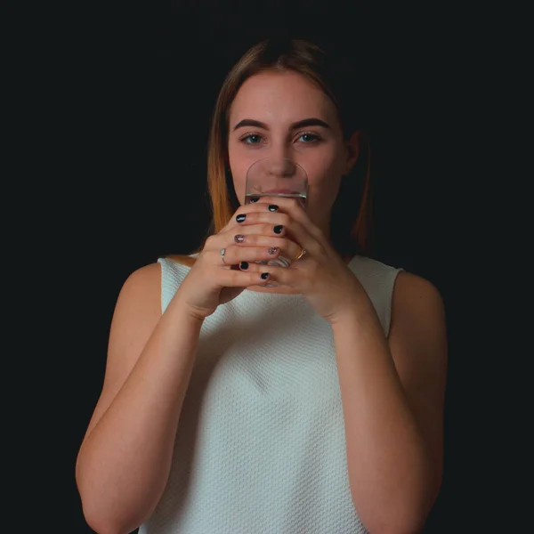 Jovem menina bonita bebe água doce — Fotografia de Stock