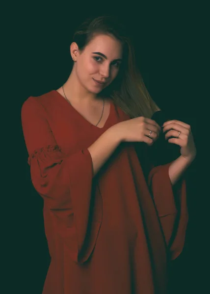 Jovem mulher bonita, escova de cabelo, fundo branco — Fotografia de Stock