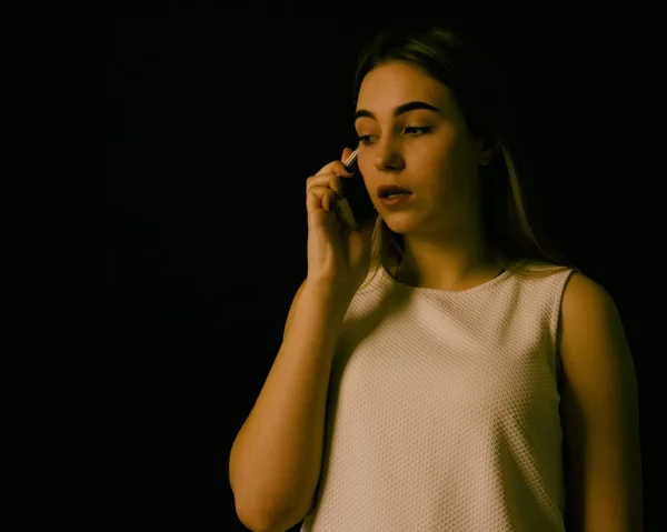 Jovem menina bonita feliz com smartphone — Fotografia de Stock