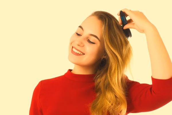 Jeune jolie femme, brosse à cheveux, fond blanc — Photo