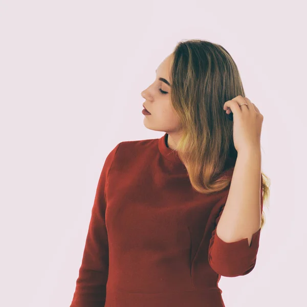 Genç güzel kadın, saç fırçası, beyaz arka plan