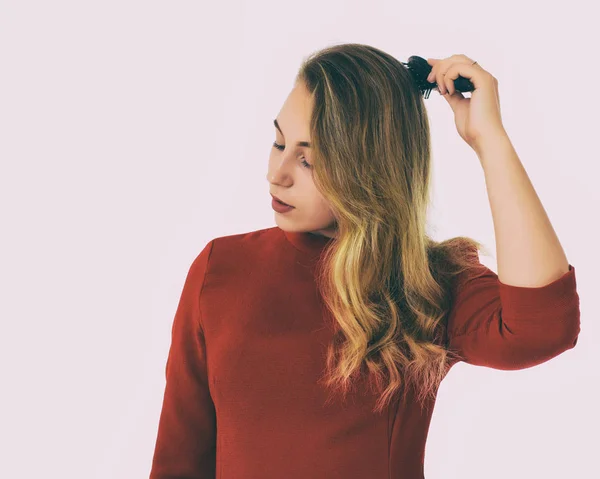 Jovem mulher bonita, escova de cabelo, fundo branco — Fotografia de Stock