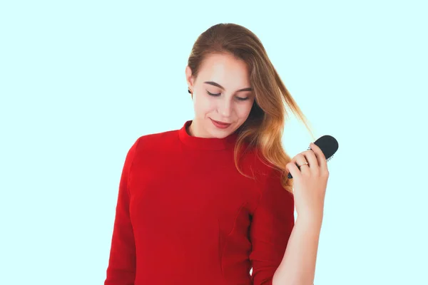 Jeune jolie femme, brosse à cheveux, fond blanc — Photo