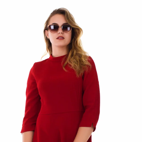 Genç güzel kadın, güneş gözlüğü, beyaz arka plan