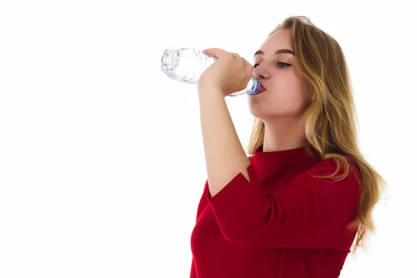 Young pretty girl drinks fresh water — Stock Photo, Image