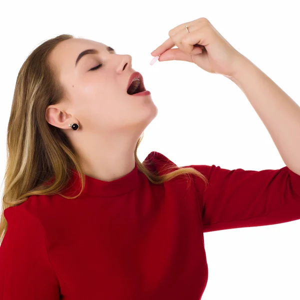 Genç güzel kadın, hap, beyaz arka plan