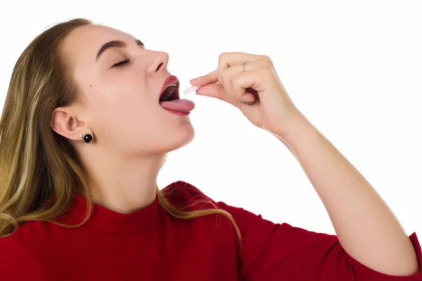 Genç güzel kadın, hap, beyaz arka plan